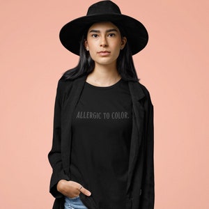 T-shirt allergique aux couleurs, chemise noire avec citation sombre de Wednesday Addams, inspiré de l&#39;émission télévisée Netflix du mercredi, chemises de fans du mercredi
