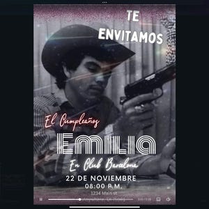 Puede incluir: Una foto en blanco y negro de un hombre con un sombrero de vaquero y sosteniendo un arma. La foto está rodeada por un borde de neón rosa con el texto "TE ENVITAMOS El Cumpleaños EMILIA En Club Barcelona 22 DE NOVIEMBRE 08:00 P.M. 1234 Main st"