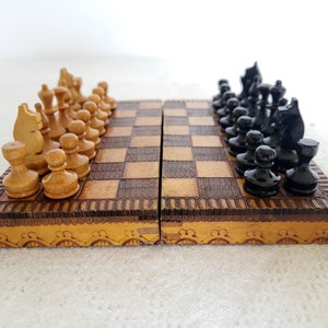 Ajedrez de bolsillo antiguo en miniatura, pequeño ajedrez de madera portátil para acampar y jugar con amigos, con piezas de madera, 16,5/16,5 cm