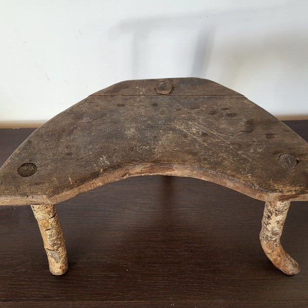 Petit tabouret ancien à trois pieds, tabouret en bois rustique primitif, chaise à trois pieds, décoration ancienne, décoration champêtre des années 1850, décoration d'intérieur