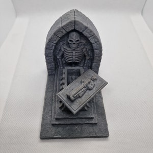 DRAGONLOCK Skeleton Statue Crypt (3.5&quot;x2.5&quot;)