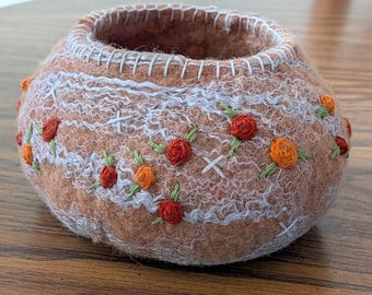 Cuenco de fieltro húmedo de lana, recipiente de tela, cuenco de lana color canela con flores bordadas, recipiente multiusos, decoración artística