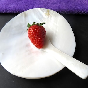 Mother-of-pearl plate, shell plate, decorative plate Set includes Plate and Spoon made from White Clams. The set serves puddings, cakes, ..