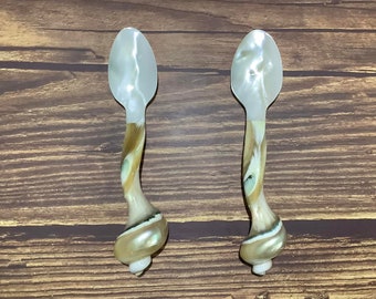 set 2 of mother of pearl spoons, pearl unique, mother of pearl spoon, mother of pearl spoon2 white spoons with conch spools