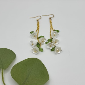 Maiglöckchen Ohrringe, weiße Blumen Ohrringe, Lilien Ohrringe, Florale Ohrringe, Cottage Kern Ästhetik, Frühlingsschmuck, baumelnde Blumen
