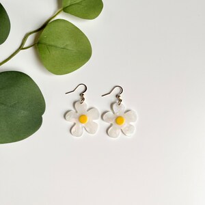 Daisy Dangles, Cute Flower Acrylic Earrings, White Daisy Earrings, Summer Fun Earrings, 90s Earrings, Retro Earrings, Flower Dangles