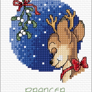 Puede incluir: Un diseño de punto de cruz azul y blanco de un reno con un lazo rojo, una rama de muérdago y la palabra "Prancer" en texto verde.