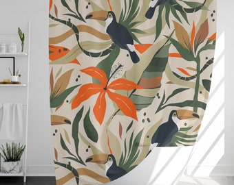 Puede incluir: Una cortina de ducha con estampado tropical con tucanes, flores de hibisco y exuberantes hojas verdes sobre un fondo beige.