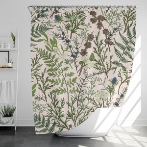 Op de afbeelding: Een roze douchegordijn met een botanische print met groene varens, bladeren en bessen. Het patroon wordt over de hele gordijn herhaald.