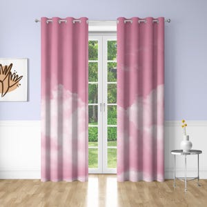 Könnte beinhalten: Rosa Vorhänge mit Wolkenmuster und silbernen Ösen. Die Vorhänge haben ein Farbverlauf-Design, das von einem sanften Rosa oben zu weißen wolkenartigen Formen unten übergeht. Sie hängen vor einer weißen Tür mit Blick ins Grüne.