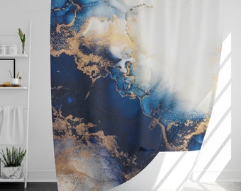 Puede incluir: Cortina de ducha abstracta con un diseño de mármol azul y dorado. La cortina presenta patrones de azul y dorado que se arremolinan, creando un aspecto moderno y elegante.