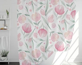 Könnte beinhalten: Ein weißer Duschvorhang mit einem Aquarell-Blumenmuster. Das Design zeigt rosa und pfirsichfarbene Blumen, grüne Blätter und kleine rosa Punkte. Der Vorhang hängt vor einer weißen Badewanne.