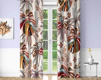 Peut inclure: Une paire de rideaux blancs avec un motif tropical coloré de feuilles. Les rideaux ont des œillets en haut et sont accrochés à une fenêtre.