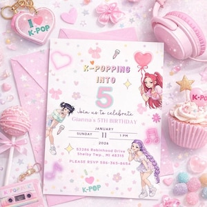 Pode incluir: Um convite de aniversário rosa com tema K-Pop com ilustrações em estilo anime. O convite diz "K-Popping Into 5" e inclui detalhes para o 5º aniversário de Gianna. Os acessórios incluem fones de ouvido, um cupcake e chaveiros.