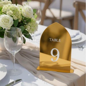 3D-tafelnummers gouden bruiloft: witte acrylboog, elegant receptiedecor