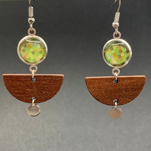 Wood and green dangling earrings