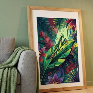 Puede incluir: Una lámina artística enmarcada con una vibrante ilustración de una mantis religiosa verde posada sobre una hoja grande, rodeada de follaje tropical colorido, hojas de palma y flores moradas en un entorno de selva densa.