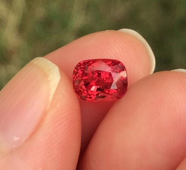 オーバルカットの天然スピネル宝石。GIL認定 オーバルカットの天然スピネル宝石。GIL認定