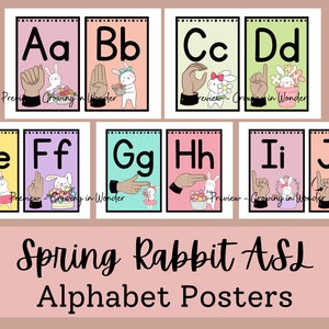 Könnte beinhalten: Ein Satz von 12 Alphabet-Postern mit einem Frühlingshasen-Motiv. Jedes Poster zeigt einen Buchstaben des Alphabets in schwarzer Schrift, ein Häschen, das Blumen hält, und eine Hand, die den Buchstaben in Gebärdensprache zeigt. Die Poster sind in verschiedenen Pastellfarben gehalten.