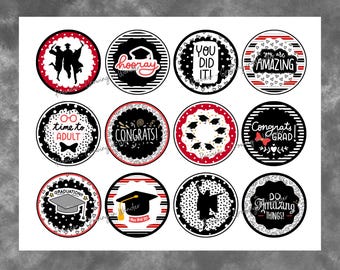 Pode incluir: Doze toppers redondos para cupcakes de festa de graduação, em preto e branco com detalhes vermelhos. Os toppers apresentam textos como "hooray", "Congrats!" e "You Did It!" juntamente com chapéus de graduação, uma gravata borboleta e outros gráficos festivos.