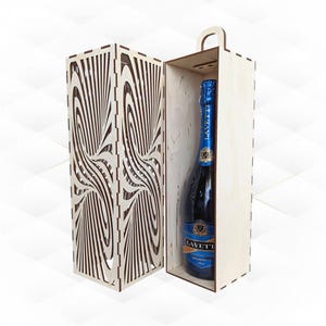 Peut inclure: Une boîte en bois avec un motif géométrique sur le devant et une poignée sur le dessus. La boîte est ouverte et une bouteille de vin mousseux est à l'intérieur. La bouteille est bleue et porte une étiquette indiquant "LAVETTI SPUMANTE".