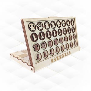 Puede incluir: Un tablero de ajedrez de madera con una tapa con bisagras que se abre para revelar un juego de ajedrez. Las piezas son de madera y tienen un esquema de color marrón y blanco. El tablero es de madera clara y tiene un patrón de tablero de ajedrez.