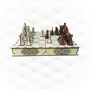 Puede incluir: Un juego de ajedrez de madera con piezas marrones y blancas sobre un tablero plegable. El tablero tiene un diseño decorativo en los lados.