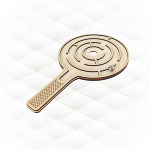Op de afbeelding: Een houten handheld doolhofpuzzel met een cirkelvormig ontwerp en een handvat. Het doolhof heeft concentrische cirkelvormige paden met een kleine metalen bal. Het handvat heeft een kruispatroon. De puzzel is gemaakt van lichtgekleurd hout.