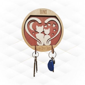 Può includere: Portachiavi in legno con un design a forma di cuore rosso con due gatti e il testo "HOME" e "Love lives here".