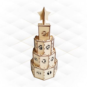 Pode incluir: Calendário do advento de Natal de madeira em forma de árvore com uma estrela no topo. O calendário tem 25 portas numeradas que se abrem para revelar uma surpresa a cada dia.