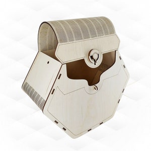 Puede incluir: Una caja de madera con una tapa con bisagras y un cierre decorativo. La caja tiene forma hexagonal y tiene un diseño recortado en la parte delantera.