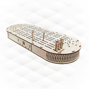 Op de afbeelding: Een houten cribbage-bord met een lade om pionnen op te bergen. Het bord is ovaalvormig en heeft een tralieontwerp rond de rand. Het bord is gemaakt van licht hout en heeft een natuurlijke afwerking. Het bord heeft een "START"-label in de rechterbenedenhoek.