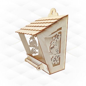 Op de afbeelding: Houten vogelvoederhuisje met een pannendak en decoratieve uitgesneden vogel- en bessenontwerpen. De voederbak heeft een bakje voor voer en een ophanglus. De natuurlijke houtkleur geeft het een rustieke uitstraling.