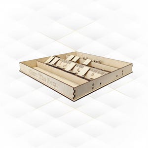 Pode incluir: Bandeja de jogo de madeira com compartimentos para dados e peças numeradas. A bandeja é etiquetada como "Shut The Box".