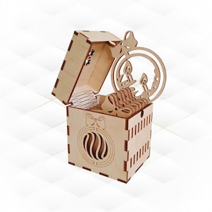 Op de afbeelding: Een houten doos met een scharnierend deksel, versierd met een kerstversiering ontwerp. Het deksel is open, waardoor een reeks van gelaagde houten ornamenten zichtbaar is.