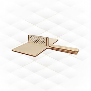 Op de afbeelding: Houten kaarthouder met een decoratief traliewerk ontwerp. De houder heeft een gleuf voor een kaart en een handvat.