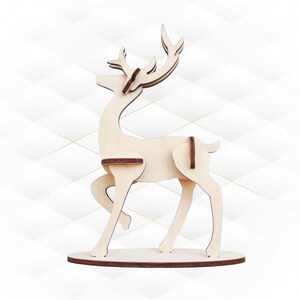 Könnte beinhalten: Eine Holz-Rentierfigur mit natürlicher Holzoptik und braunen Akzenten. Das Rentier steht auf einem Holzsockel.