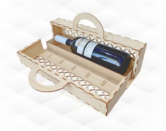 Puede incluir: Un estuche de madera clara para botella de vino, con asa y calados decorativos. Contiene una botella de vino de cristal oscuro con etiqueta blanca. El estuche tiene tapa abatible y está diseñado para una botella.