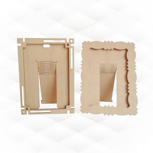 Puede incluir: Dos marcos de fotos de madera, uno con un diseño rectangular simple y el otro con un diseño más ornamentado y festoneado. Ambos marcos son de madera clara y tienen un soporte en la parte posterior.