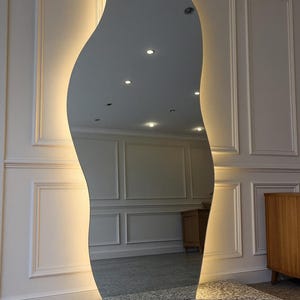 Asymmetrische LED-spiegel, organische moderne make-upspiegel voor aan de muur, op maat gemaakt afbeelding 5