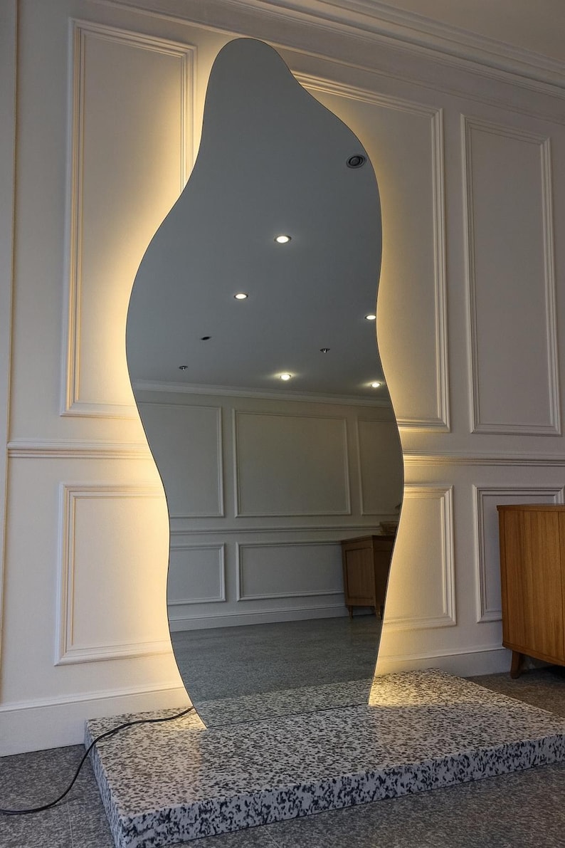 Asymmetrische LED-spiegel, organische moderne make-upspiegel voor aan de muur, op maat gemaakt afbeelding 5