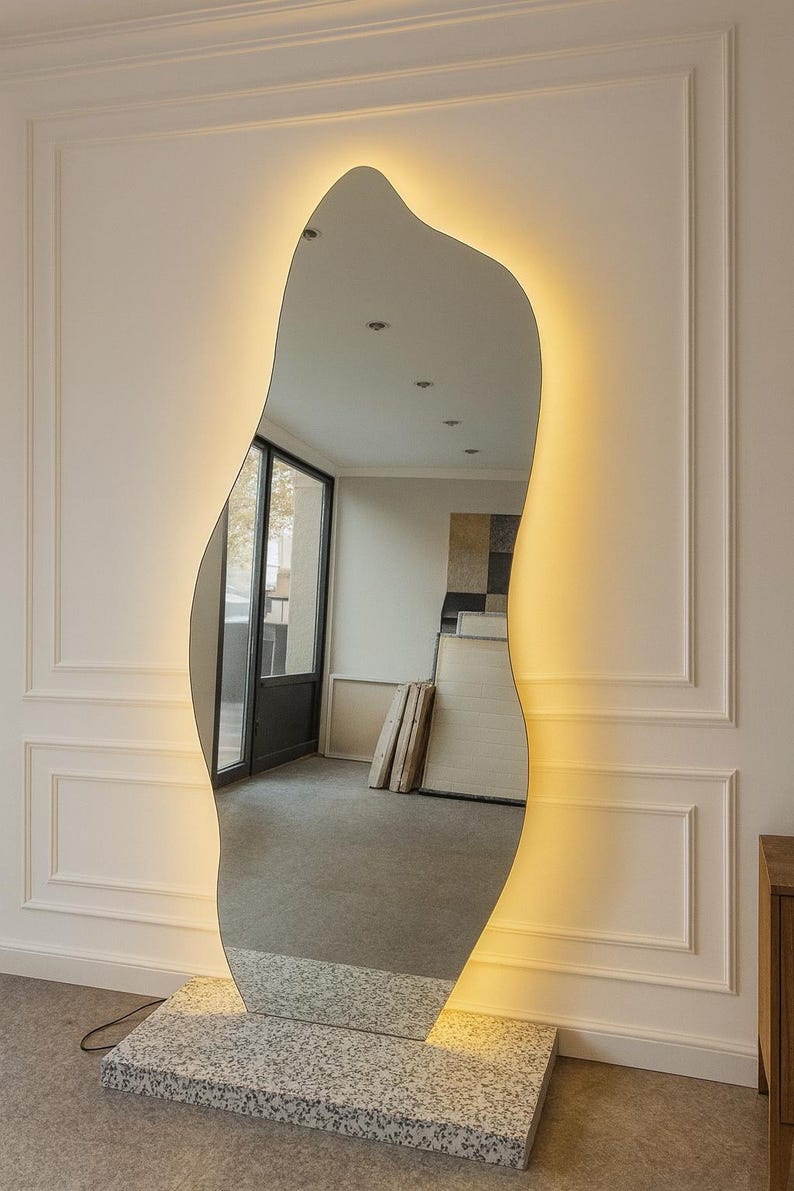 Asymmetrische LED-spiegel, organische moderne make-upspiegel voor aan de muur, op maat gemaakt afbeelding 2