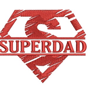 Può includere: Ricamo rosso di un logo di supereroe con la parola "SUPERDAD" al centro.