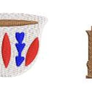 Op de afbeelding: Geborduurde patches met een Libanese vlag, een koffiekopje met patroon, een bruine architectuurstructuur en een takje groene olijven.
