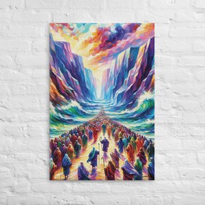 Puede incluir: Una pintura que representa a un grupo de personas caminando por un sendero a través de un mar dividido. El cielo es una mezcla vibrante de rosa, naranja y amarillo, con una gran nube en el centro. El mar es de un azul profundo, con olas blancas que rompen a ambos lados del sendero. Las personas están vestidas con túnicas de colores y caminan hacia una luz brillante en la distancia.