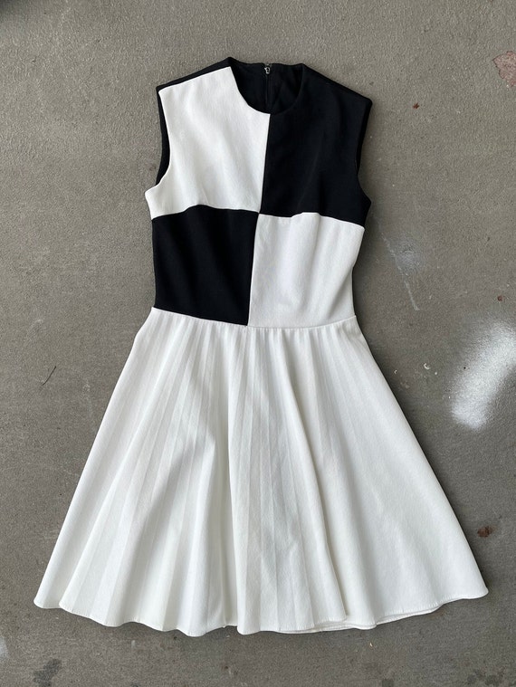 1960s Color Block Black & White Dress - image 4