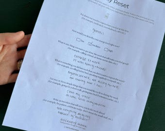 Peut inclure: Une feuille de papier blanche intitulée "Weekly Reset" avec des invites manuscrites pour l'auto-réflexion. Le papier comprend des sections pour exprimer les sentiments, fixer des objectifs et identifier les habitudes à changer. Le papier est tenu par une main.
