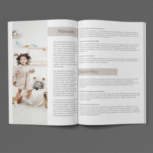 Op de afbeelding: Een open boek toont de "Filosofie" van een kinderdagverblijf, met tekst en een foto van een jong kind. De pagina bespreekt de educatieve aanpak en waarden van het centrum, met de nadruk op spel en sociale vaardigheden.