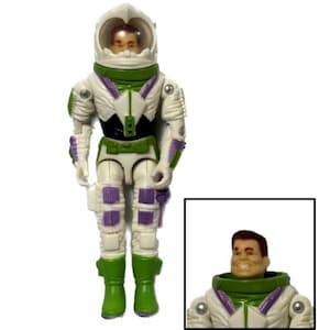 Op de afbeelding: Een wit en groen astronaut-actiefiguur met een paars-wit pak. De figuur heeft een afneembare helm en een glimlachend gezicht.