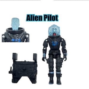 Pode incluir: Uma figura de ação preta e azul de um piloto alienígena vestindo um capacete e um traje espacial. A figura está segurando uma arma em uma mão e tem um design azul e preto no peito. A figura está em pé em um fundo branco. O texto "Alien Pilot" está escrito em letras azuis em um fundo preto.